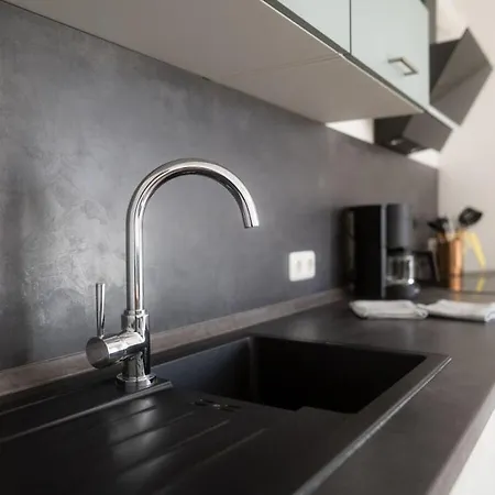 With 1 Bedroom Einruhr